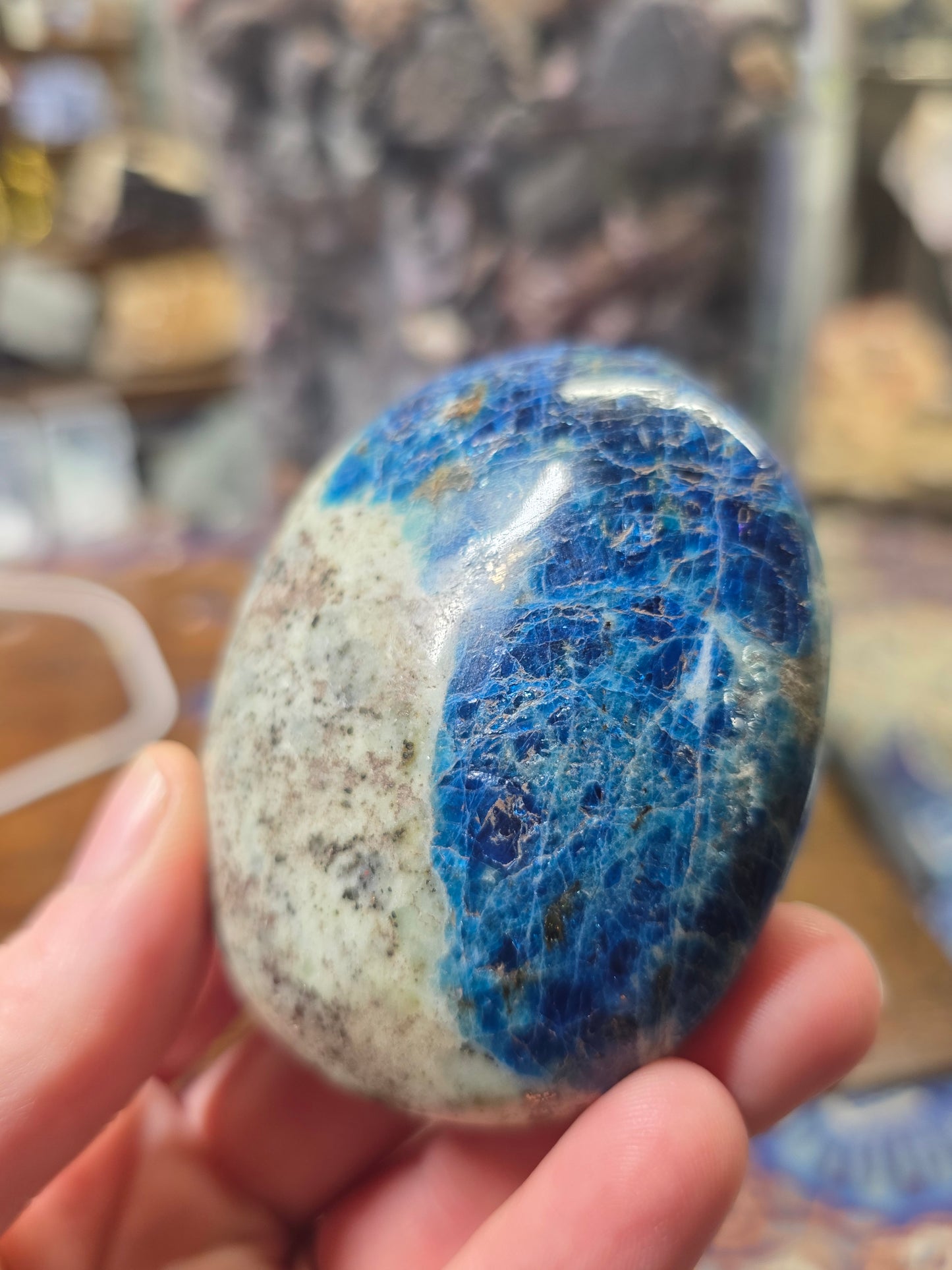 Fluorecent Sodalite Palm Stone