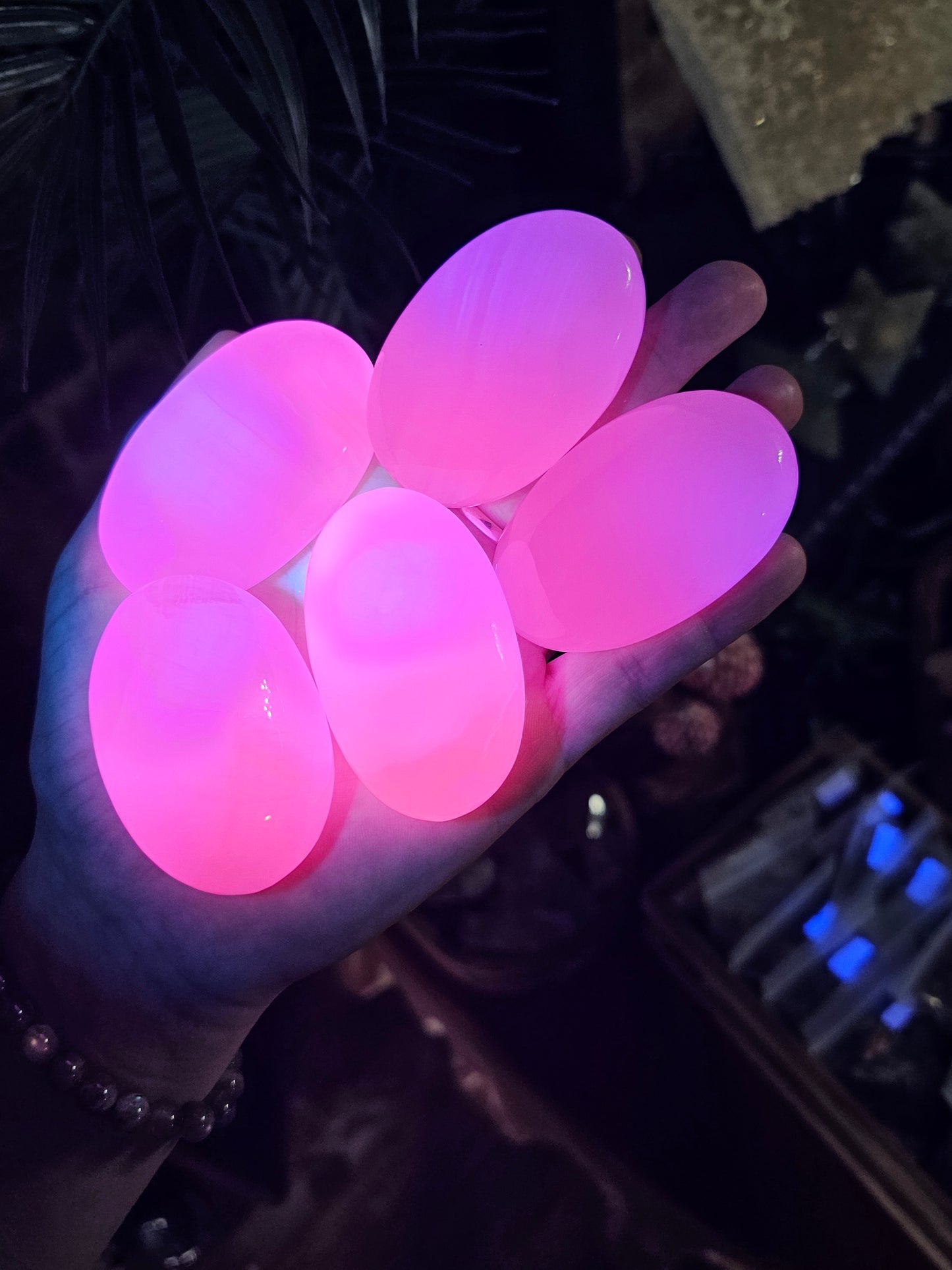 Mangano Calcite Palm Stone