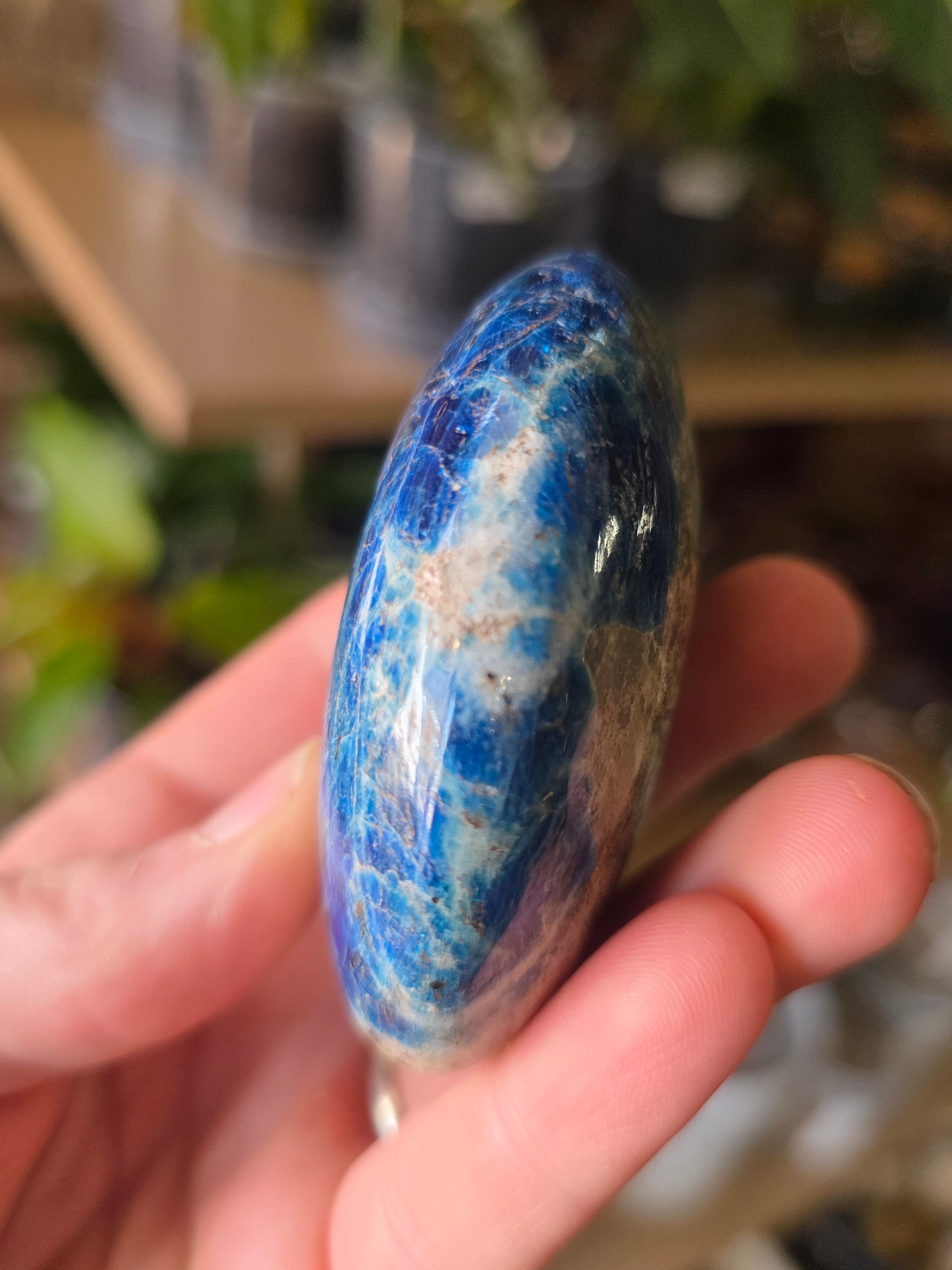 Fluorecent Sodalite Palm Stone