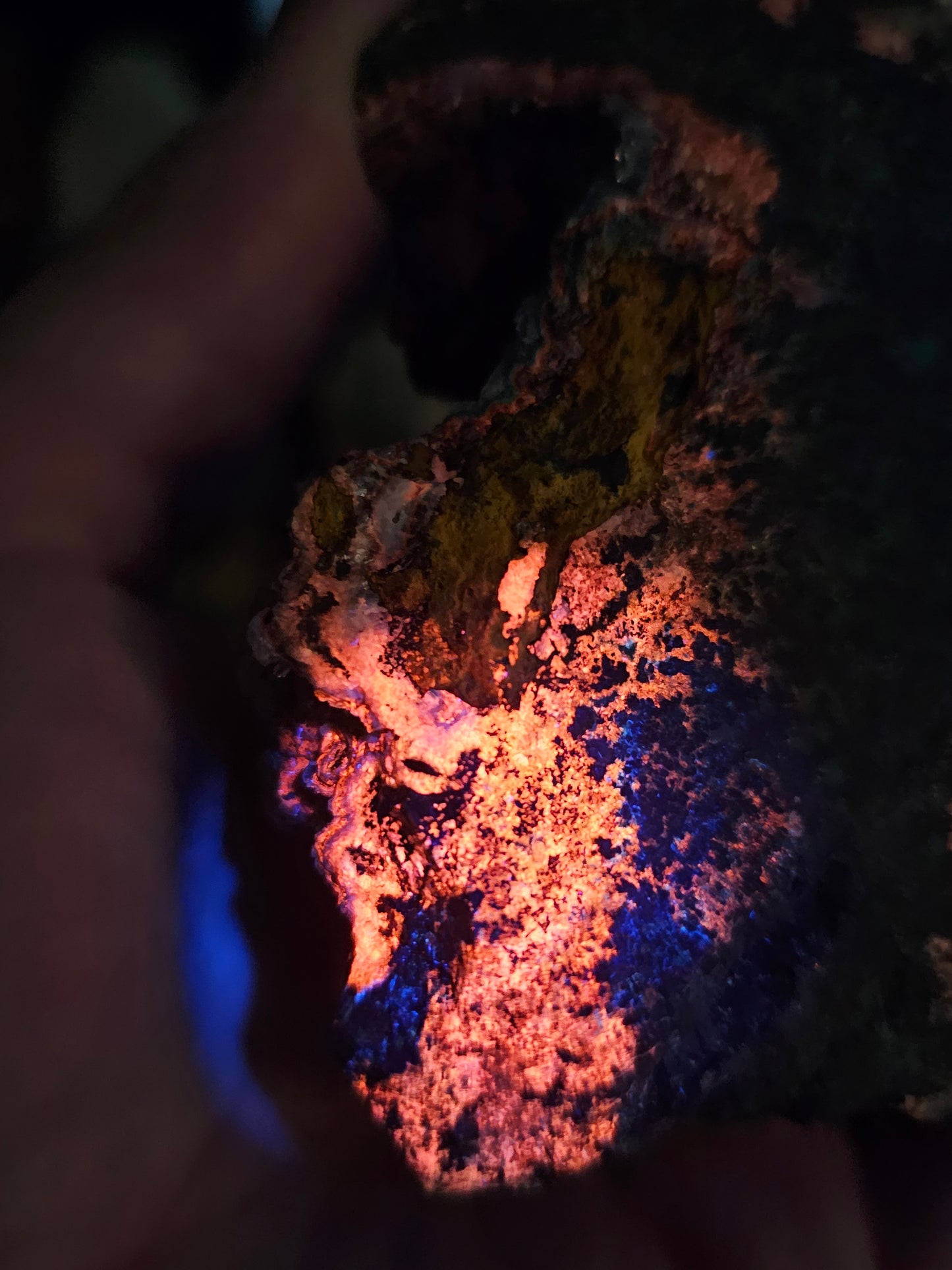 Fluorecent Rosatite and Calcite