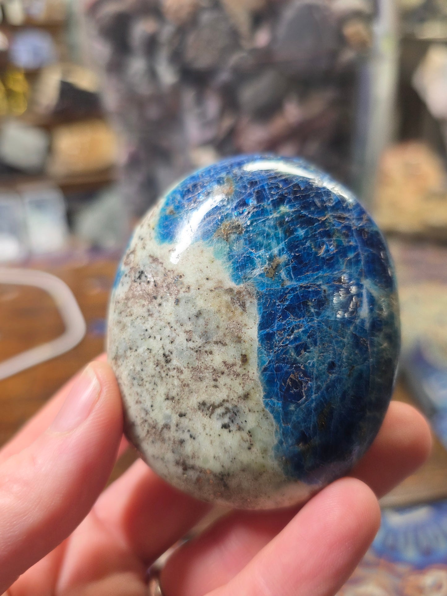 Fluorecent Sodalite Palm Stone
