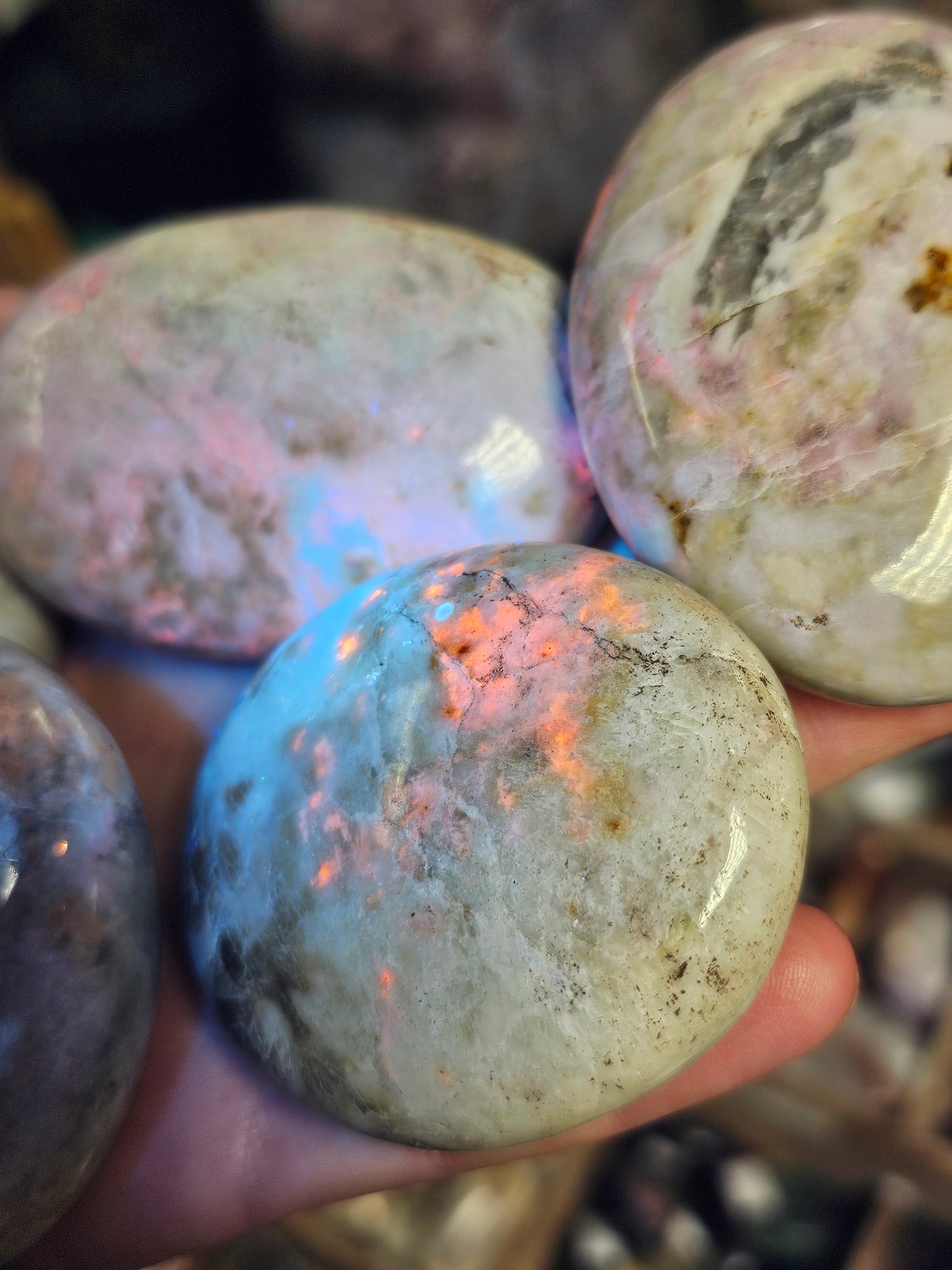 Hackmanite Palmstone (Fluorescent & Tenebrescent)