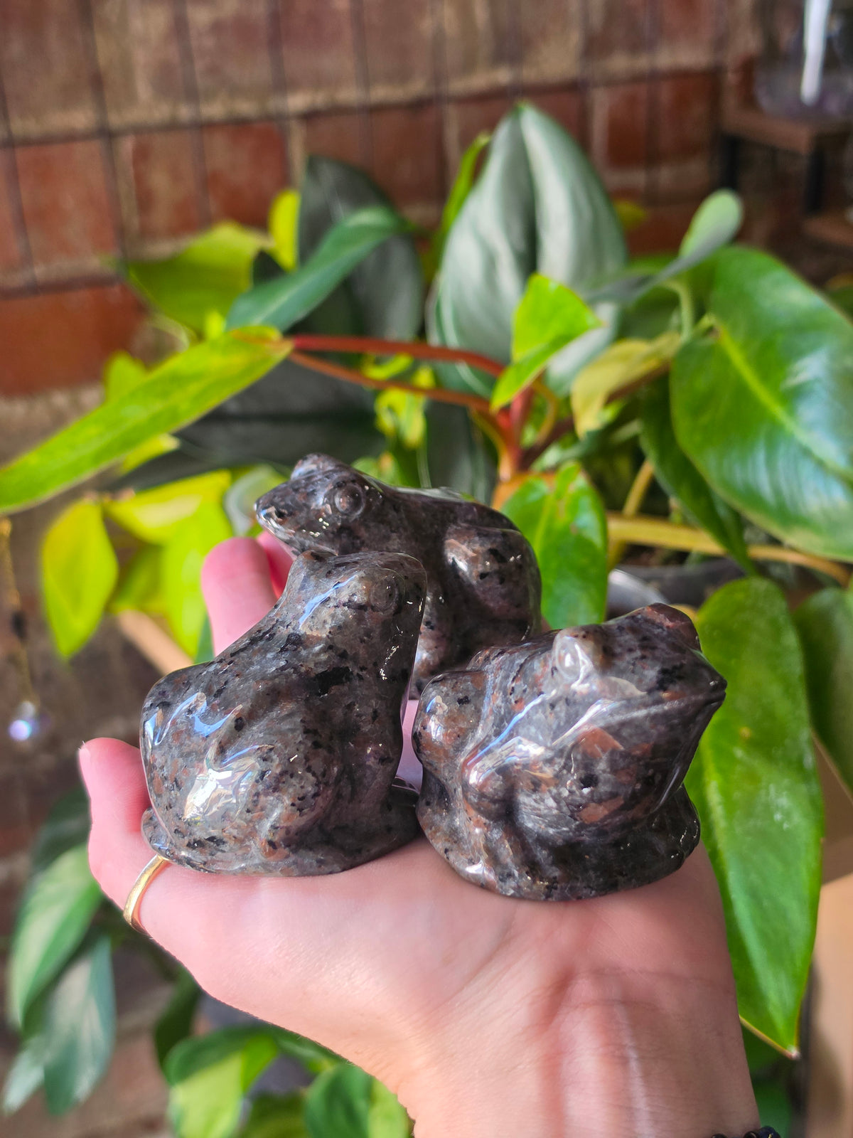 UV Reactive Sodalite Frog Carving