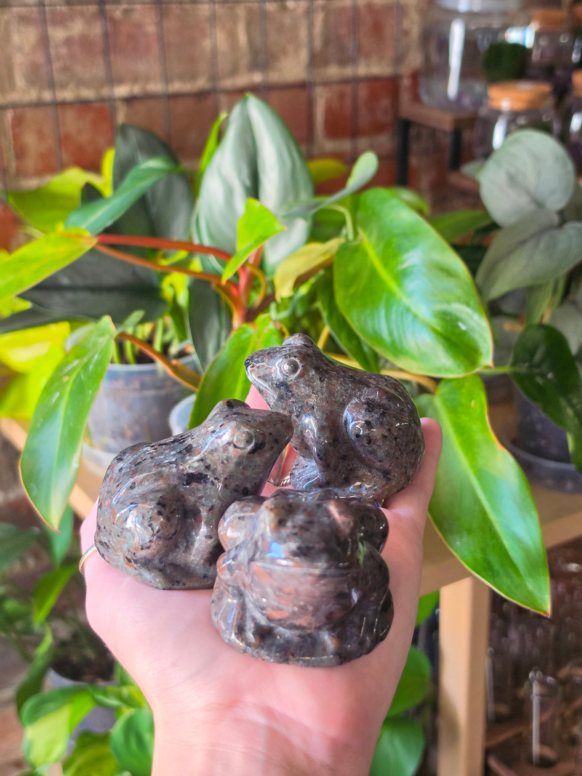 UV Reactive Sodalite Frog Carving