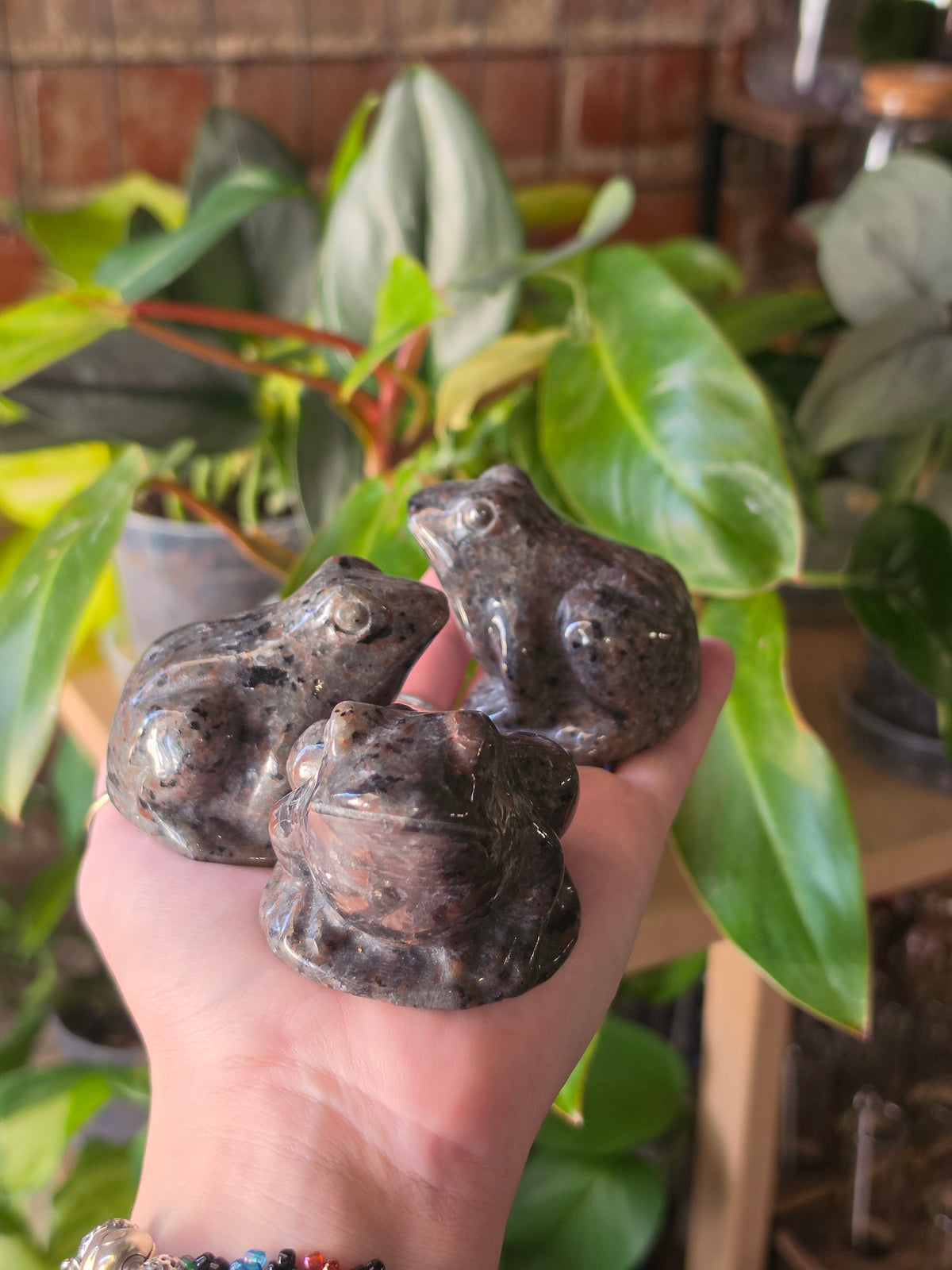 UV Reactive Sodalite Frog Carving