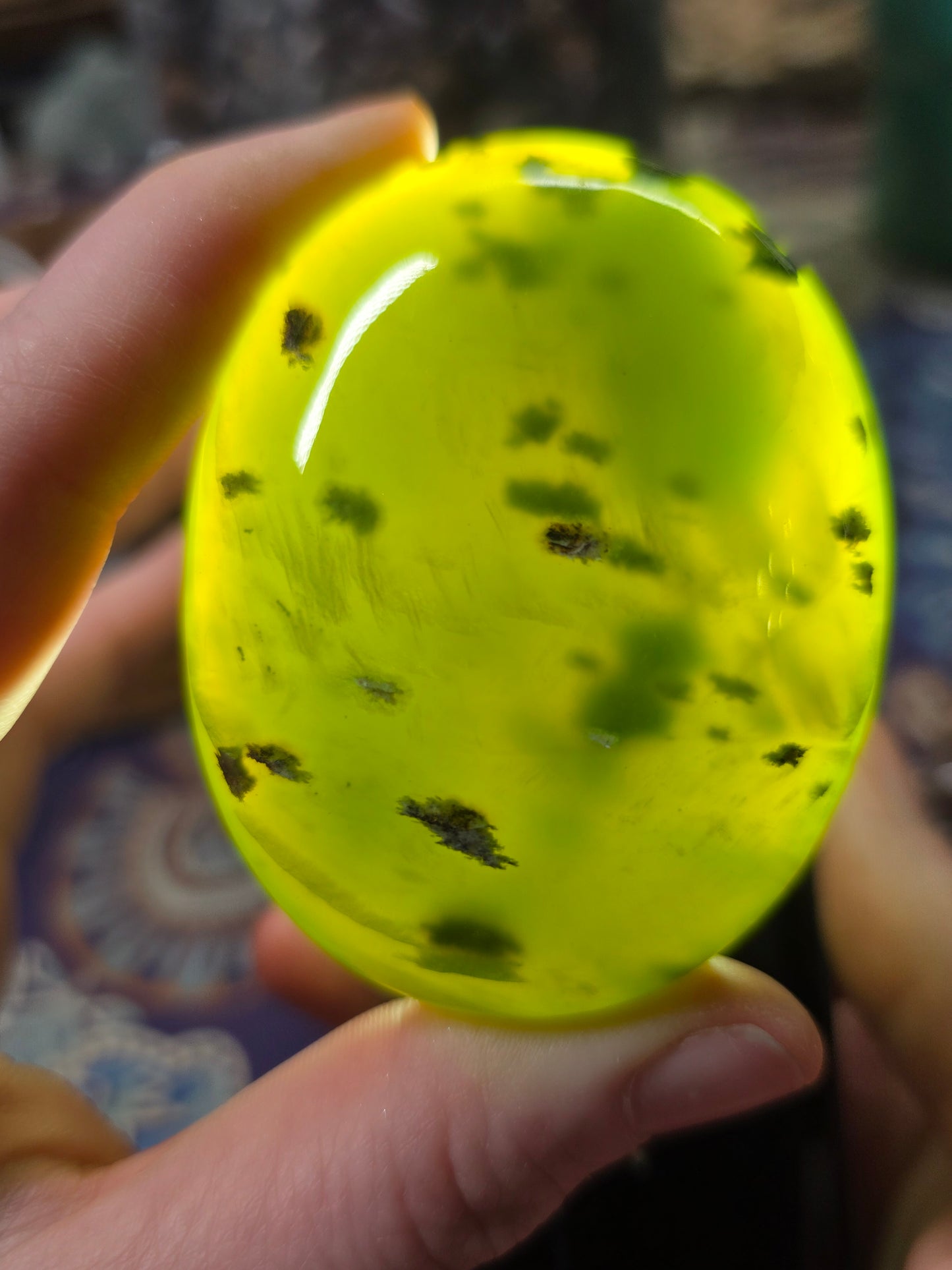 Transparent Serpentine Palm Stone