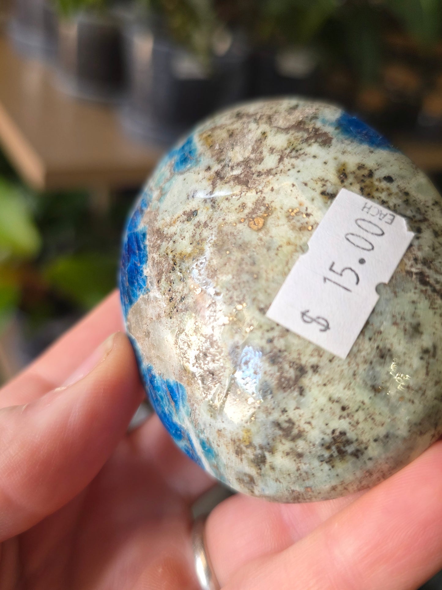 Fluorecent Sodalite Palm Stone