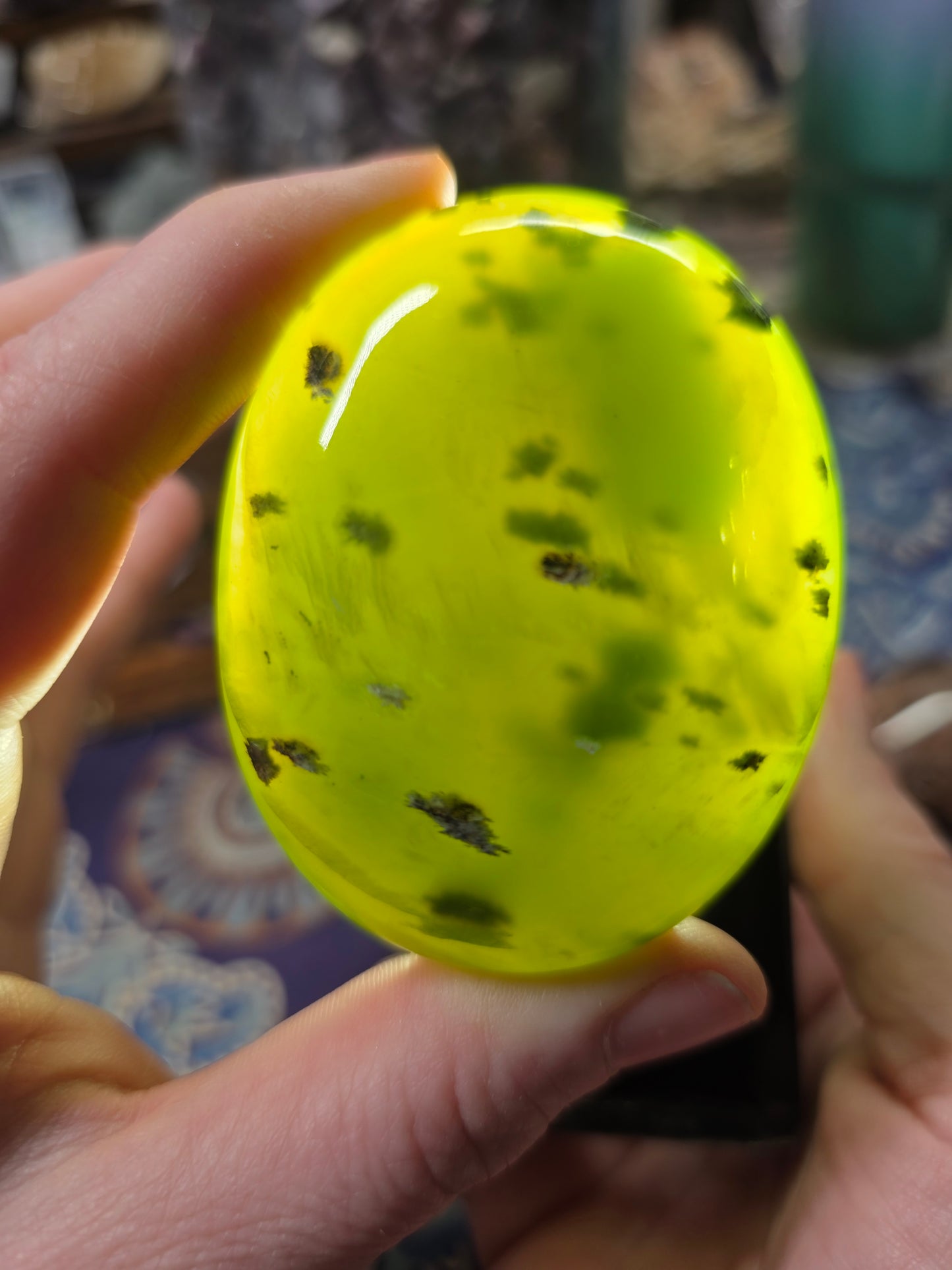 Transparent Serpentine Palm Stone