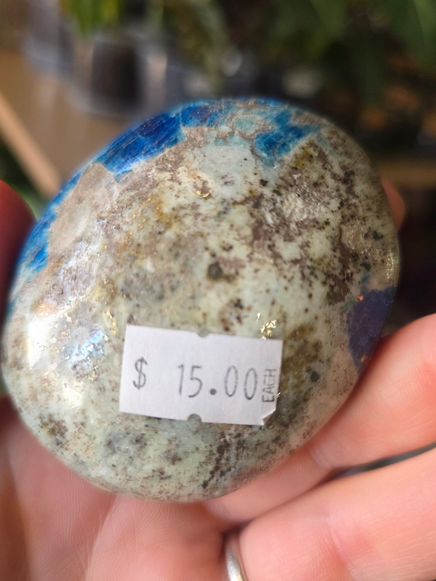 Fluorecent Sodalite Palm Stone