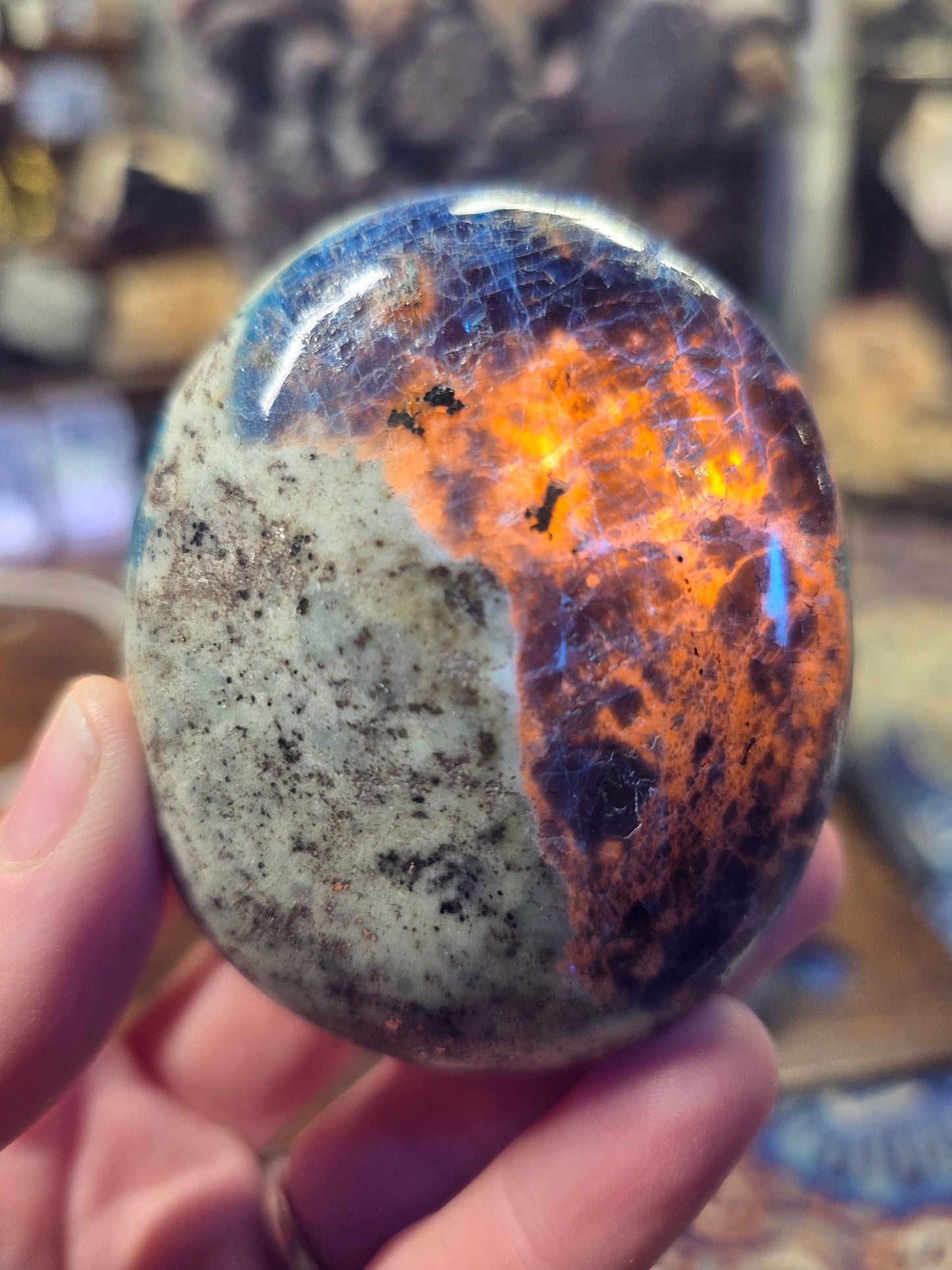 Fluorecent Sodalite Palm Stone