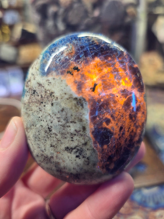 Fluorecent Sodalite Palm Stone