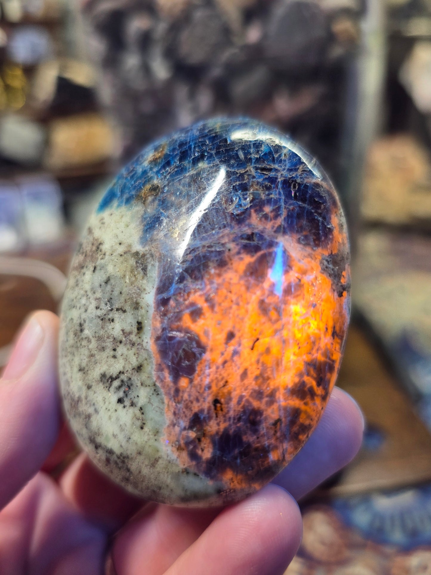 Fluorecent Sodalite Palm Stone